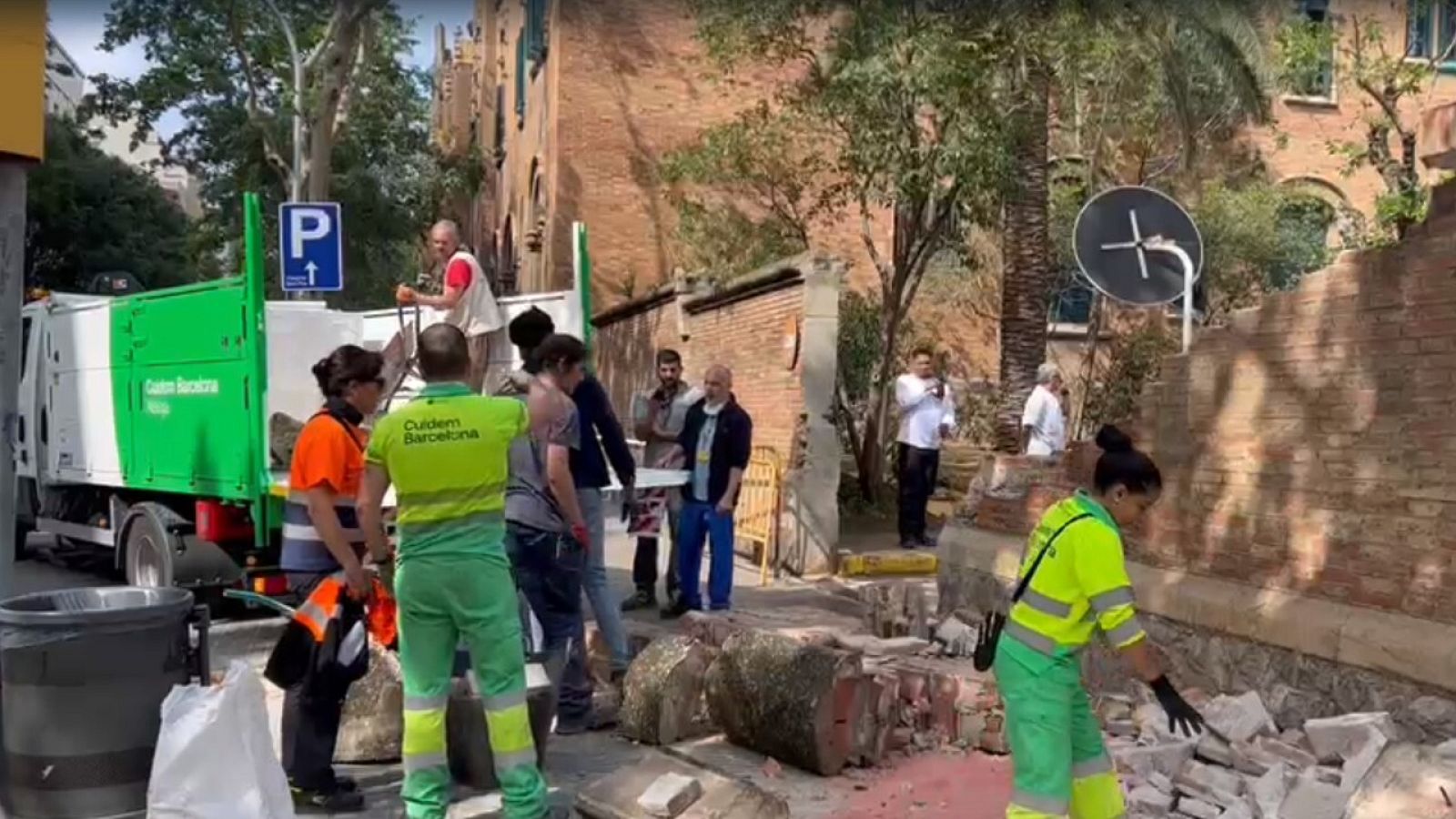 El camió ha xocat contra el mur del recinte Modernista de Sant Pau