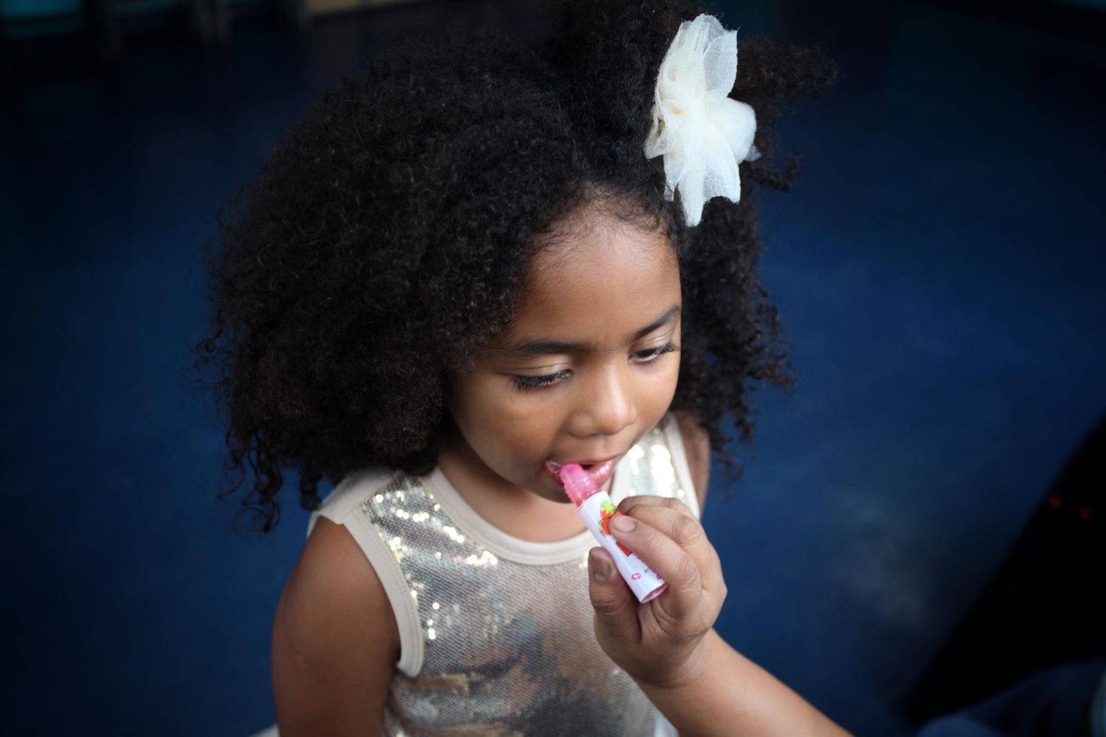 Niña pequeña es maquillada