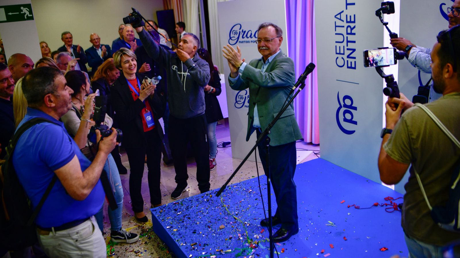 El candidato del PP a la Presidencia de Ceuta, Juan Jesús Vivas, celebra el resultado.