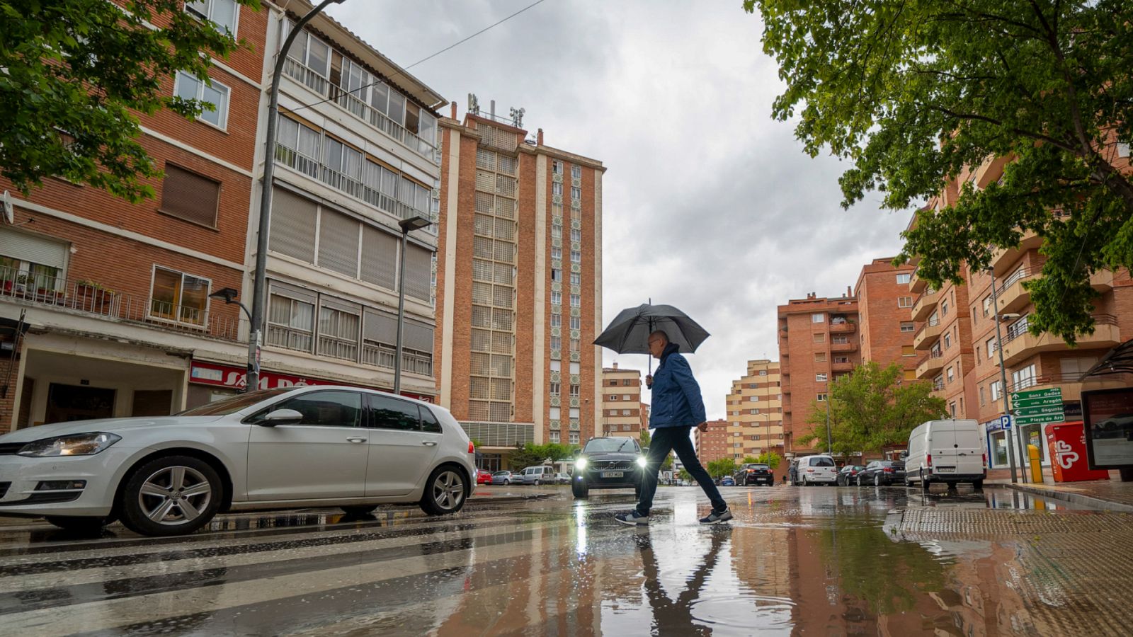 Un hombre se protege de la lluvia.