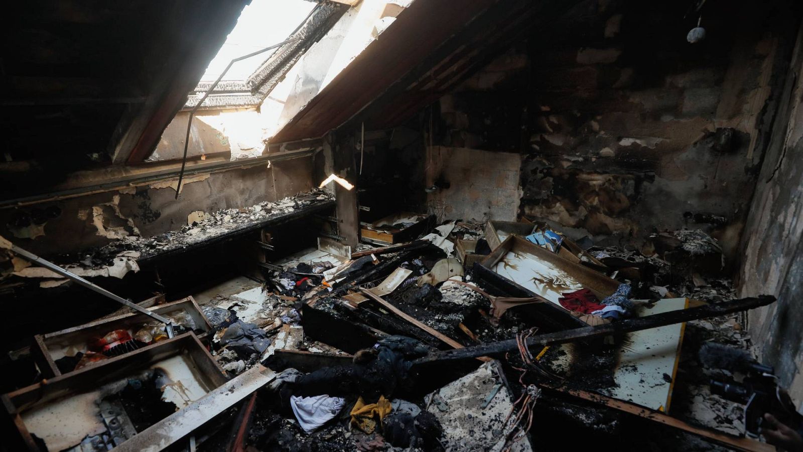 Interior de un piso dañado después de un ataque nocturno con drones en una zona residencial en Kiev