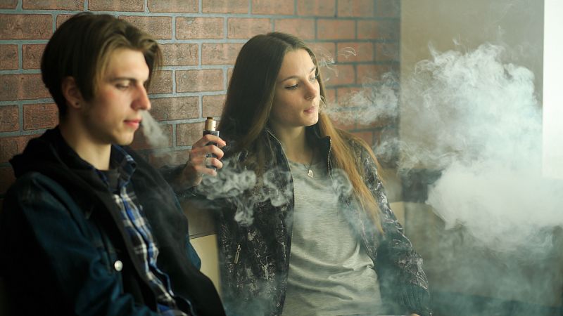 El 'vaper', la puerta de entrada al tabaco entre adolescentes: "Se venden como si fueran juguetes"