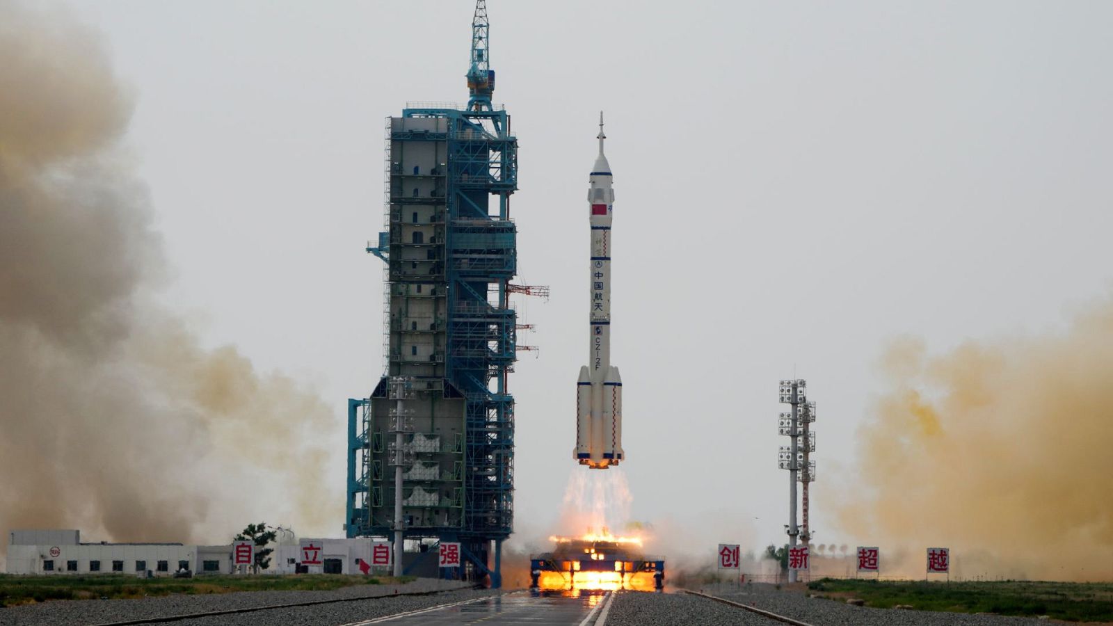 Un cohete Long March con tripulación en una nave espacial Shenzhou-16 despega Jiuquan, China.