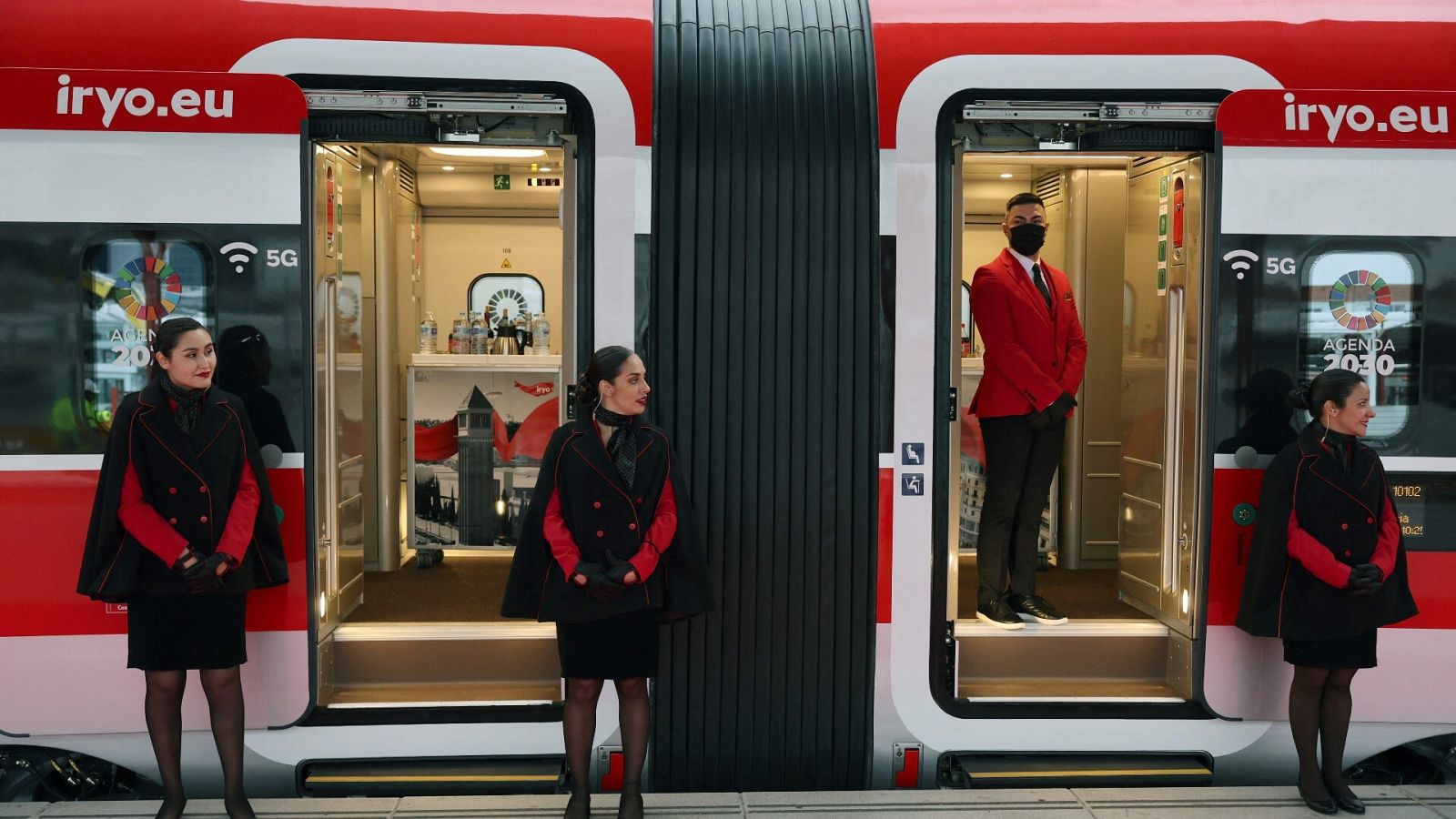 Las azafatas esperan a los viajeros del tren Iryo