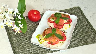 Receta de lasa�a fr�a con salm�n y tomate . �Receta refrescante, sencilla y muy rica!