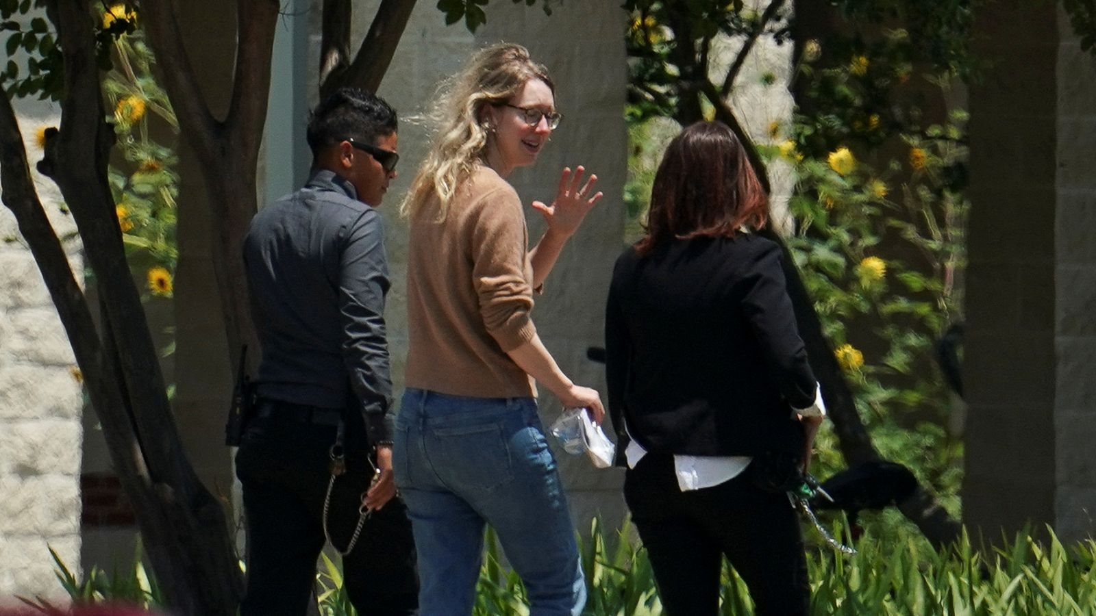 Elizabeth Holmes ingresa en prisión para cumplir una condena de 11 años por fraude y conspiración por el caso Theranos