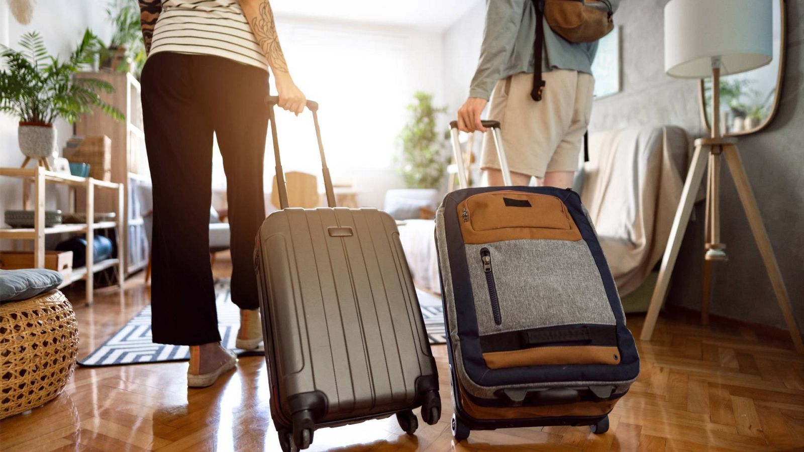 Una pareja llega a un alojamiento, en una imagen de archivo