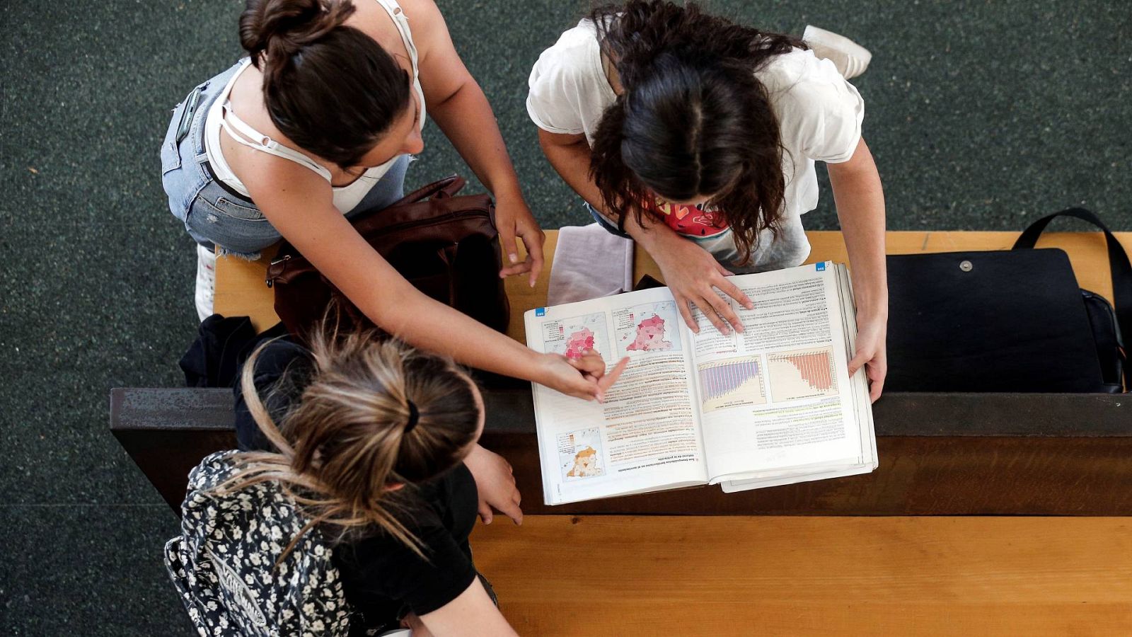 Varias jóvenes consultan sus respuestas tras uno de los exámenes de la prueba de acceso a la universidad de 2019