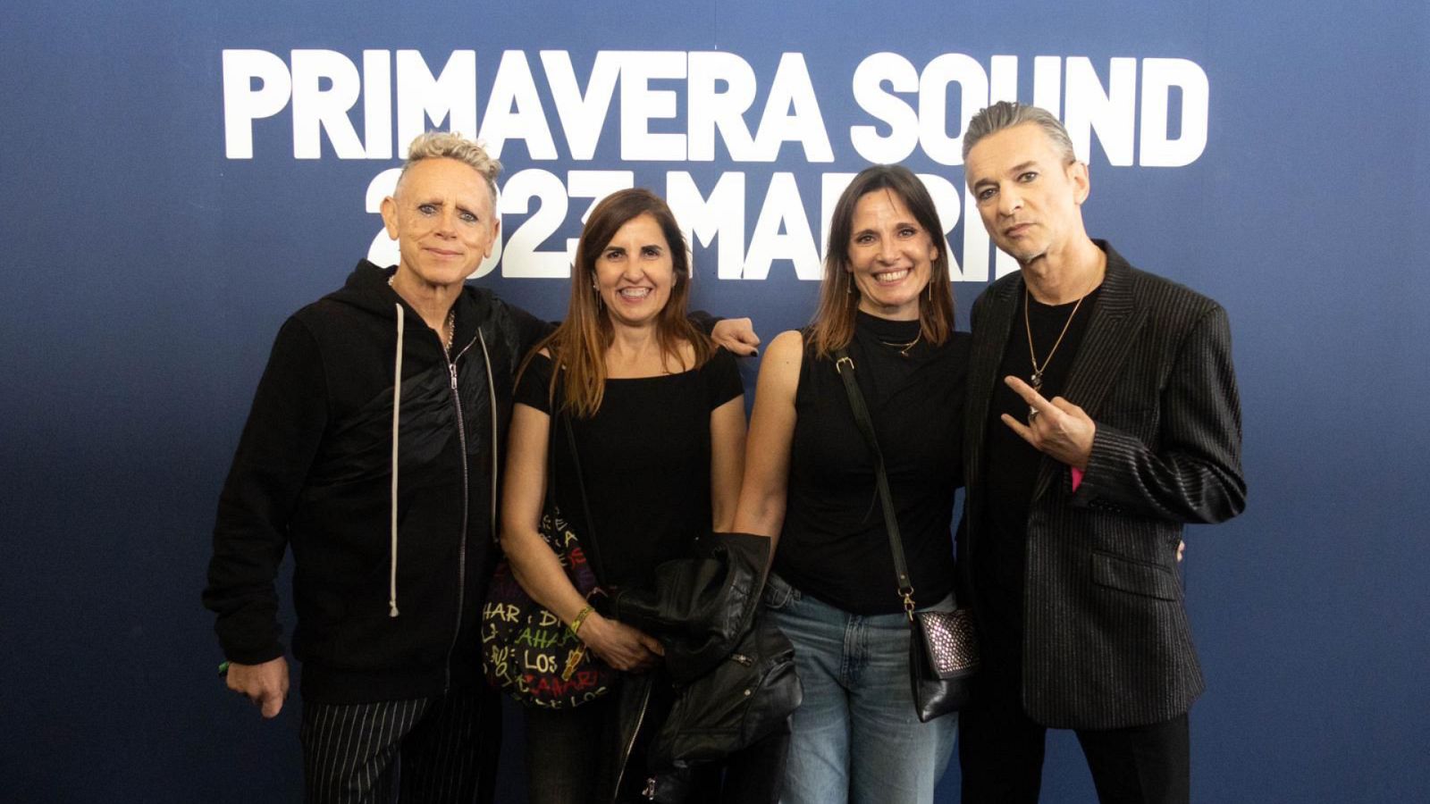 La ganadora y su acompañante en su encuentro con David Gahan y Martin Gore
