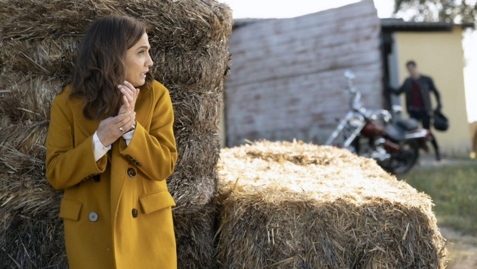 Clara (Toni Acosta) descubre que la furgoneta marrón es de Julio (Raúl Prieto)