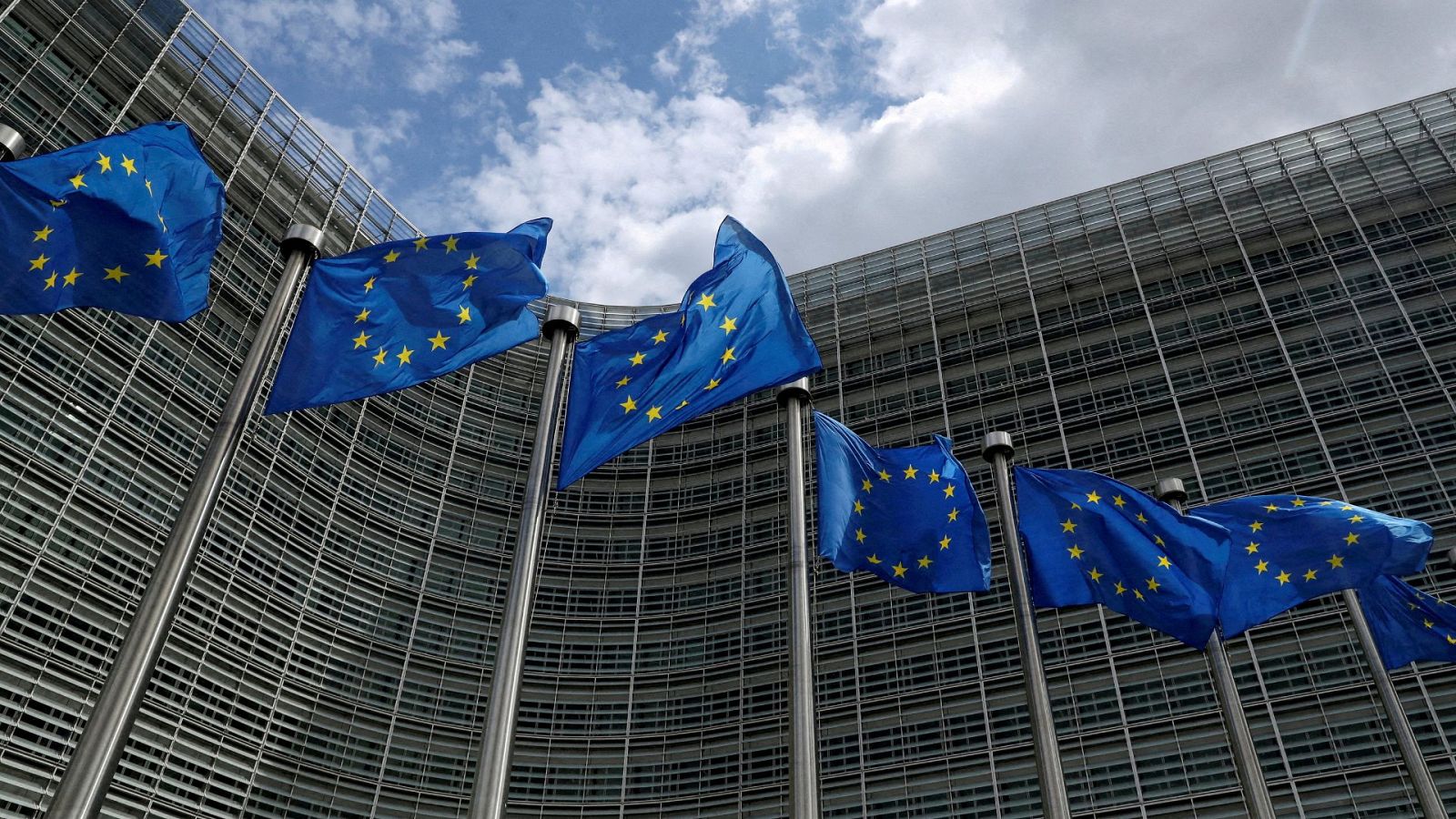 Banderas de la Unión Europea ondean frente a la sede de la Comisión Europea en Bruselas