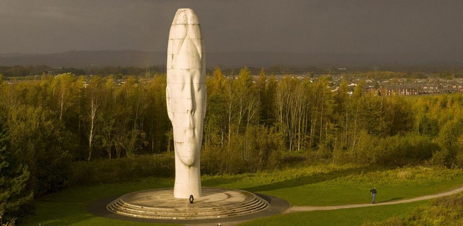 'Quédate a mi lado': ¿De quién es la escultura de la cabeza gigante que sale en la serie de Netflix?