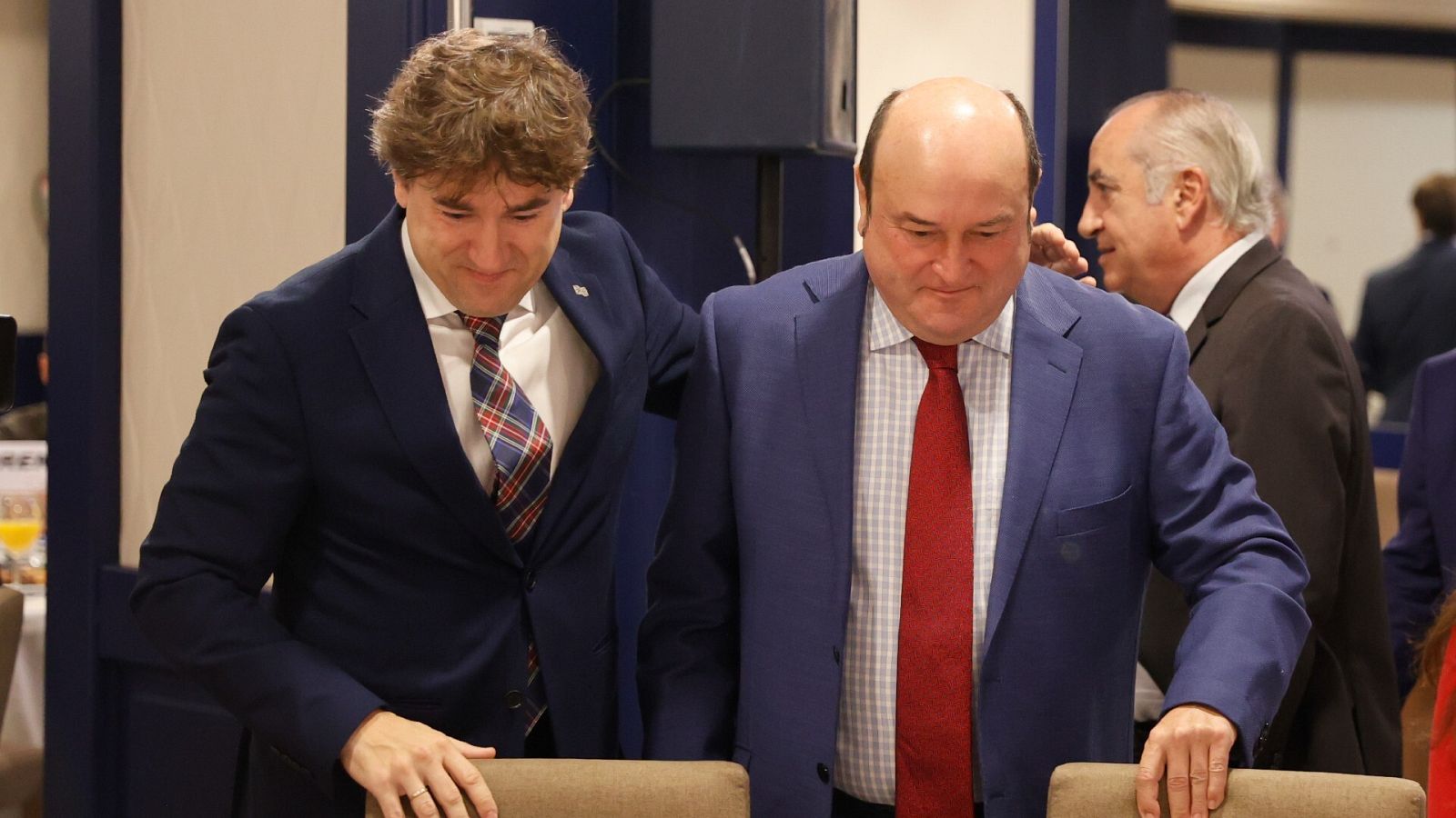 El presidente del PNV, Andoni Ortuzar, (d) junto al secretario general PSE-EE, Eneko Andueza