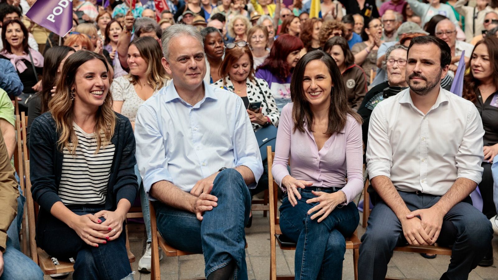 Las ministras Ione Belarre (d) e Irene Montero (izq) y el ministro Alberto Garzón (d) en un acto de campaña en Valencia