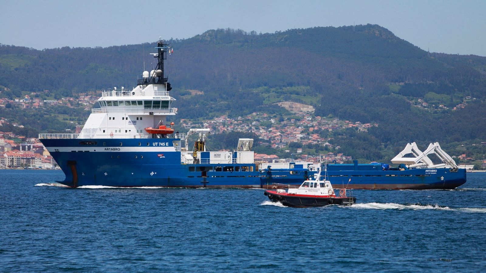 Encuentran la estructura metálica de un barco en la zona del naufragio del Villa de Pitanxo