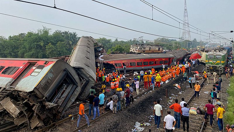 Al menos 233 muertos y 900 heridos en un choque entre dos trenes en el este de la India