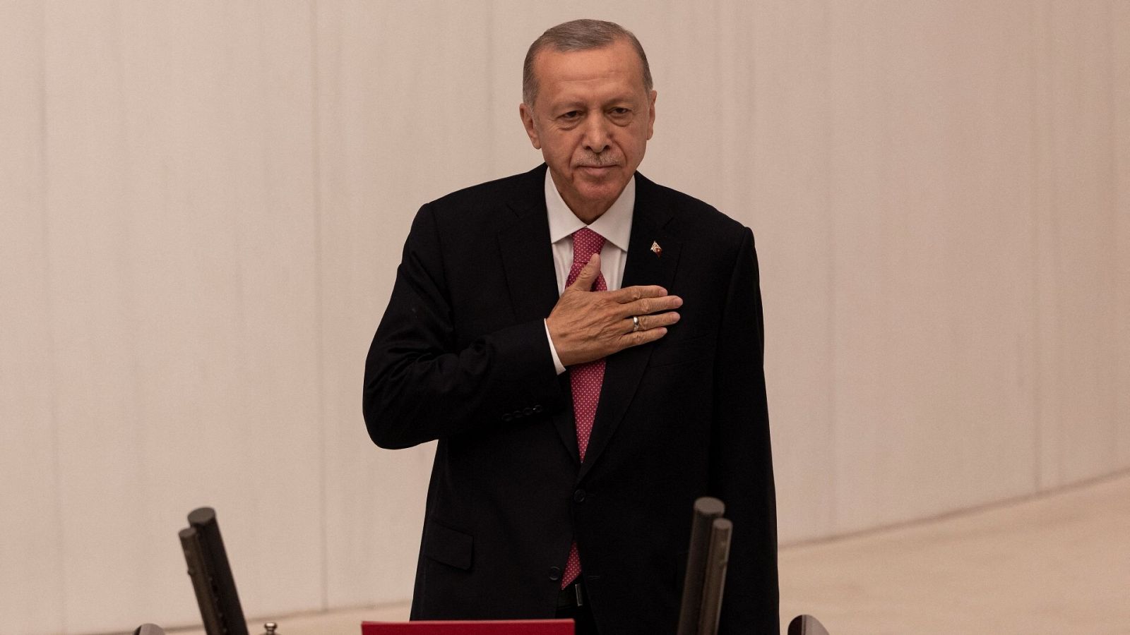 El presidente turco Tayyip Erdogan saluda a miembros del Parlamento e invitados a su llegada para prestar juramento
