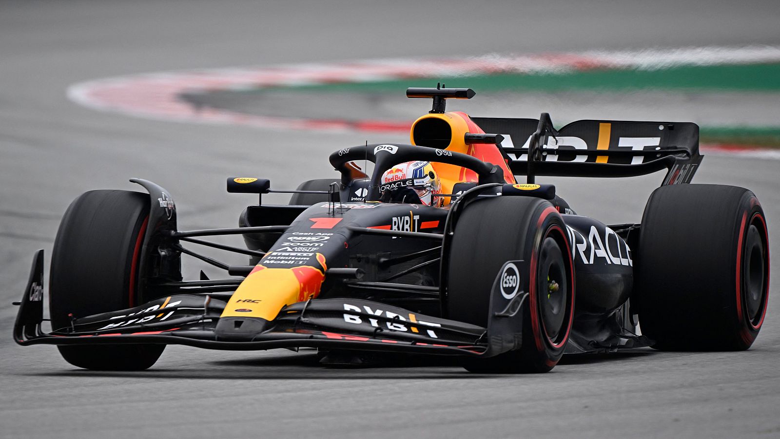 Max Verstappen sale primero en el Gran Premio de España