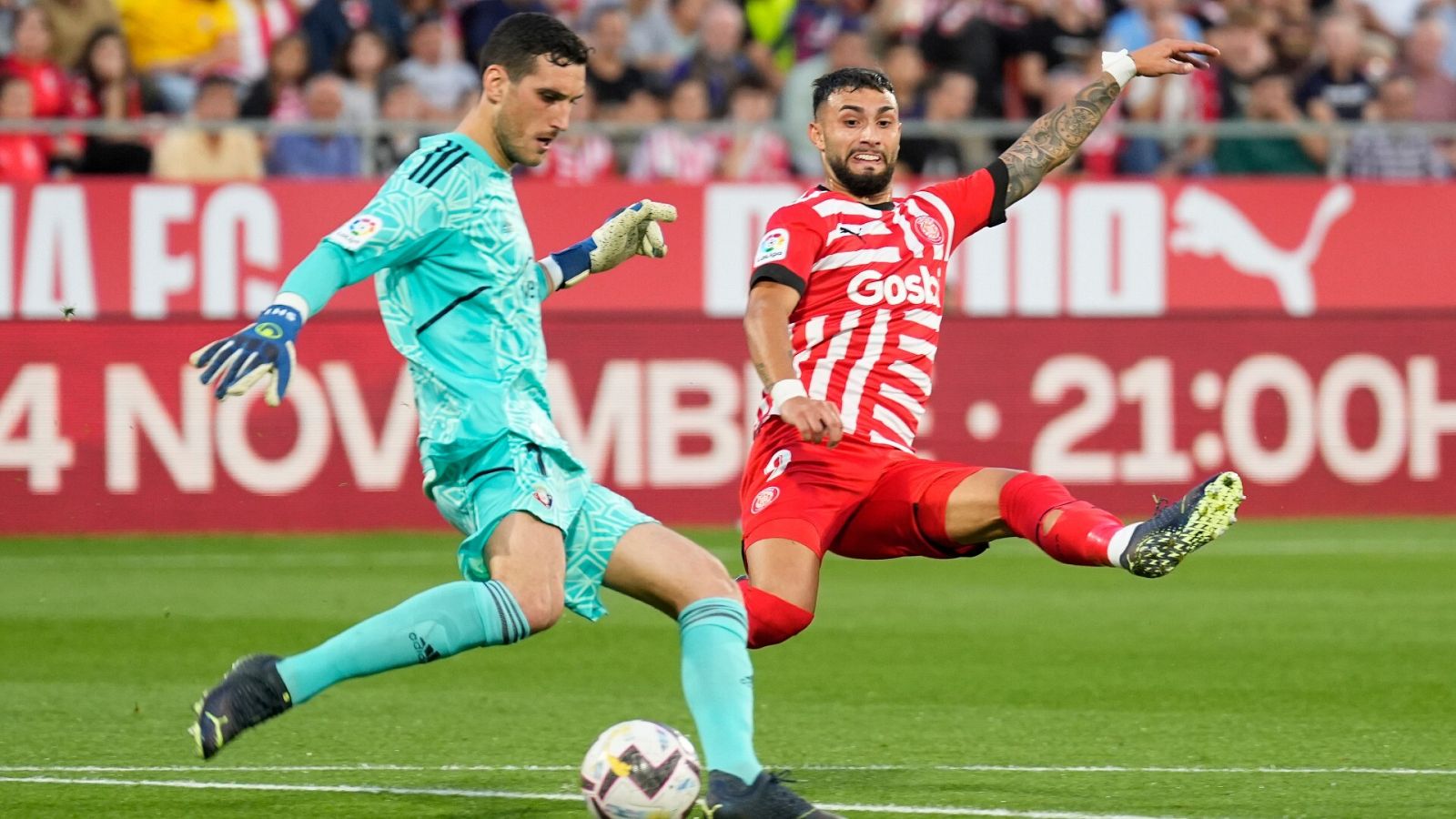 Sergio Herrera lanza el balón en una disputa en la ida del Girona - Osasuna