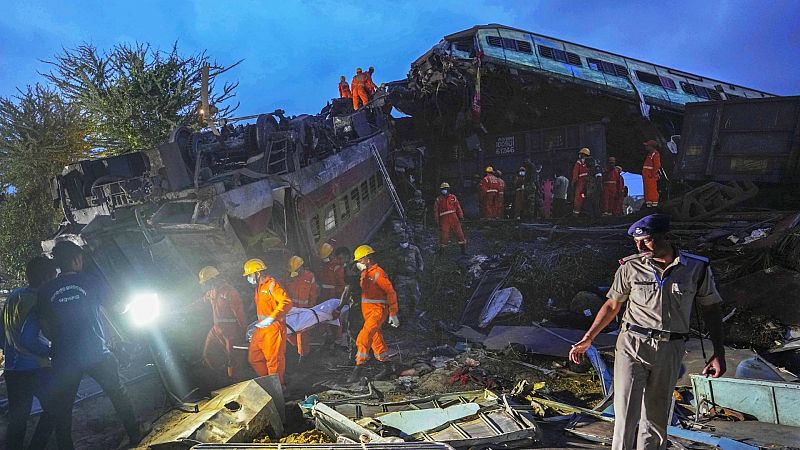 Los supervivientes de la colisión ferroviaria en la India: "El tren se paró de repente y hubo un gran ruido"