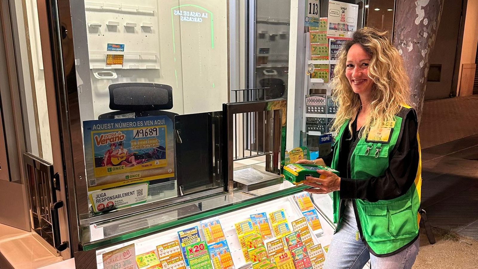 María del Mar Ortega, al seu quiosc de la Rambla Principal de Vilanova i la Geltrú