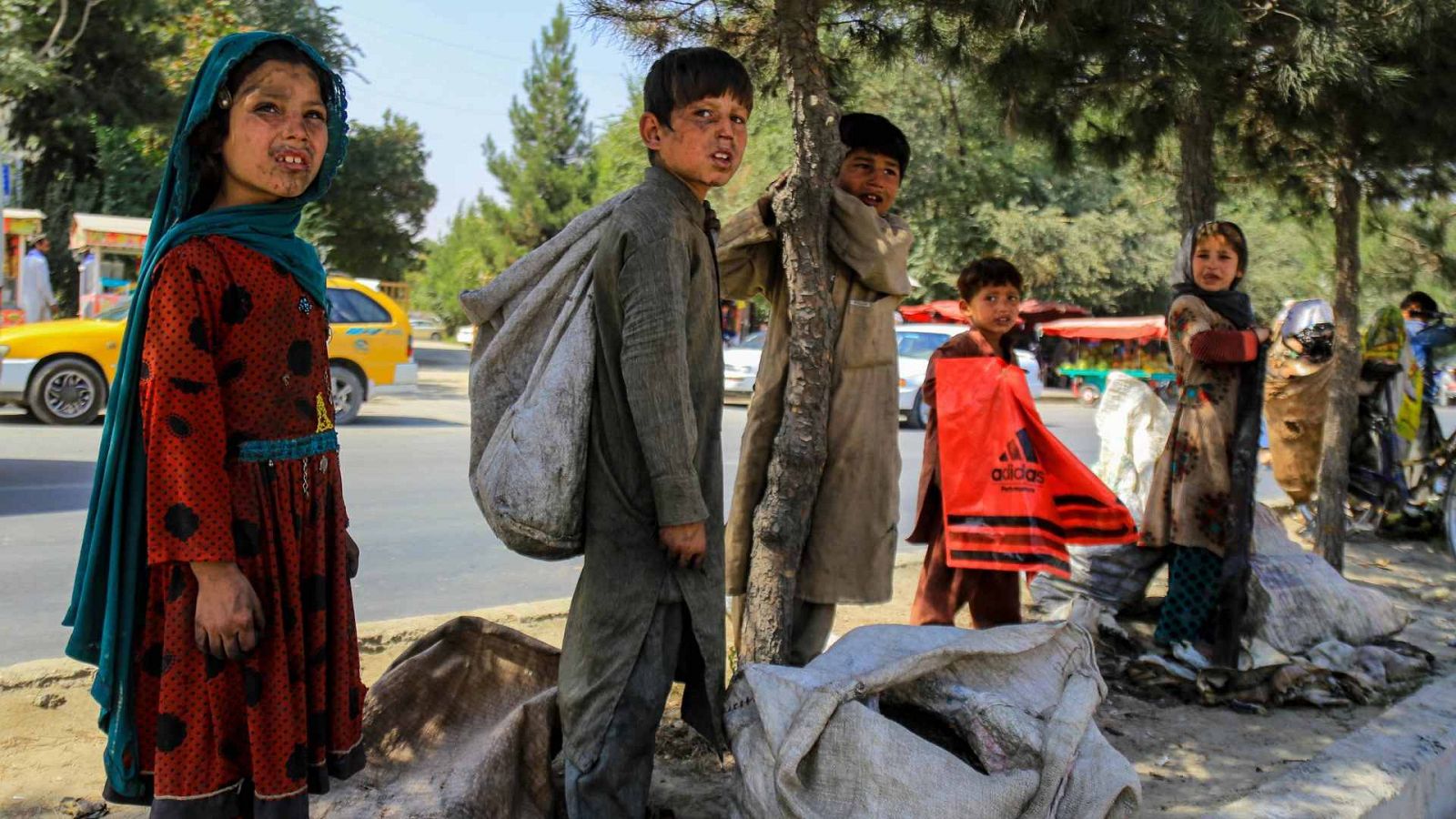 Niños de la calle en la recogida de basura reciclable durante el Día Internacional del Niño, en Kabul, Afganistán.