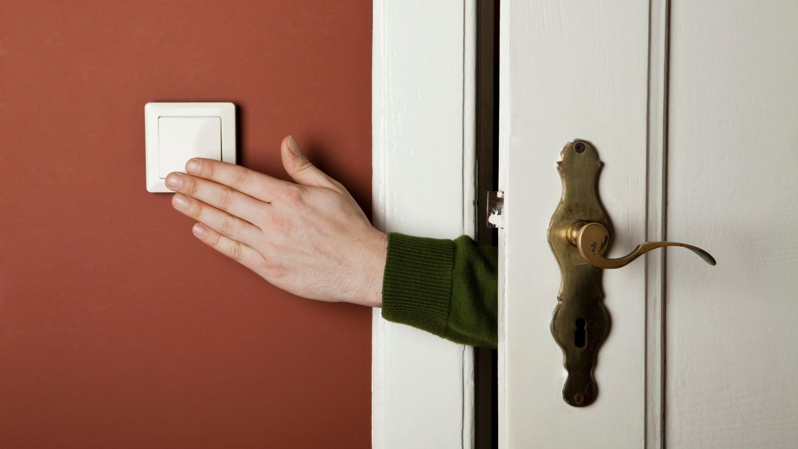 Una persona apaga el interruptor en una casa