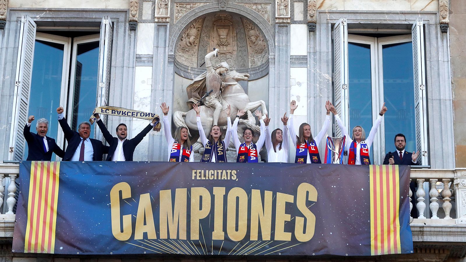 Les campiones d'Europa celebren el títol al balcó del Palau de la Generalitat