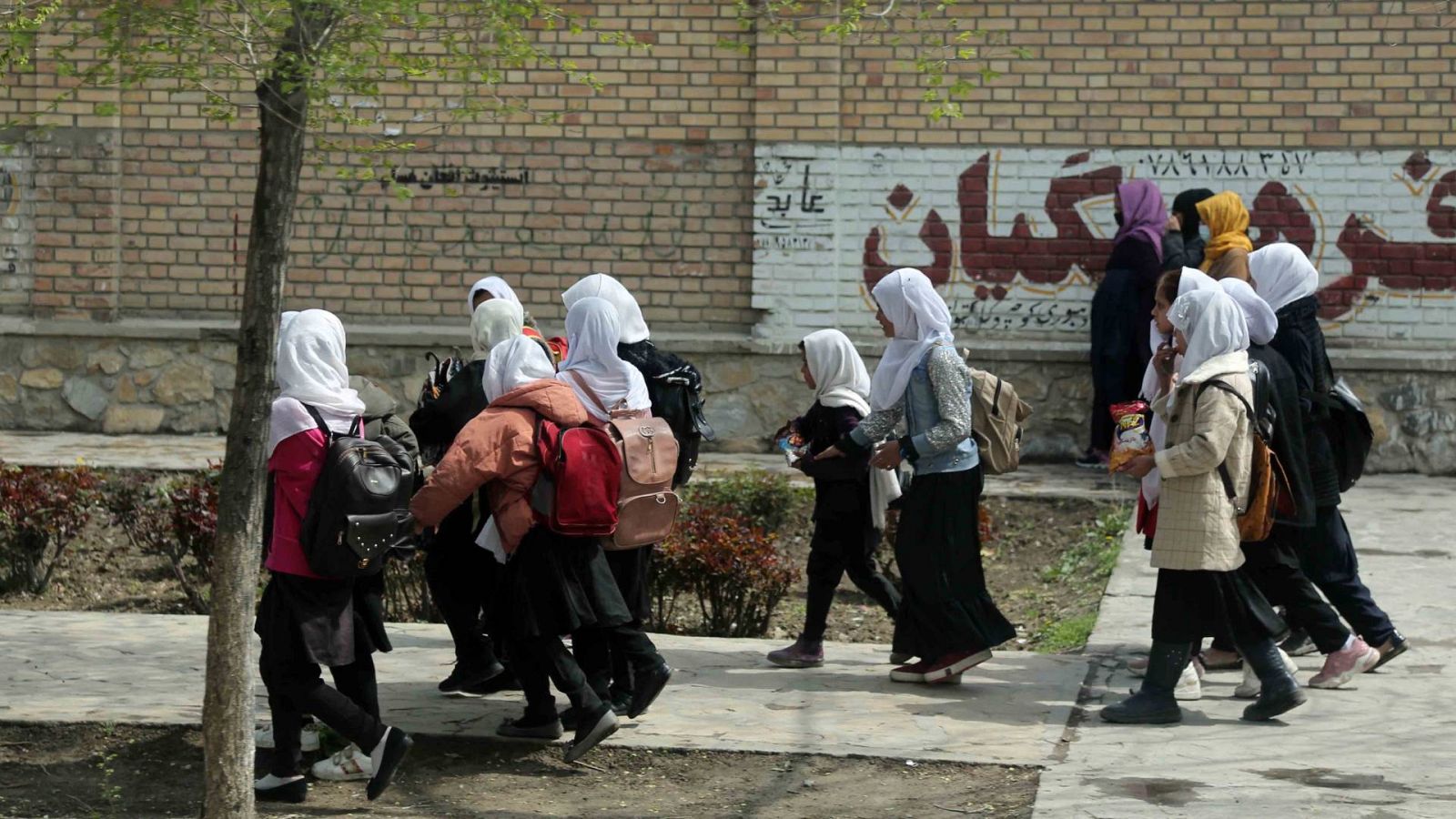 Niñas afganas abandonando una escuela en Kabul
