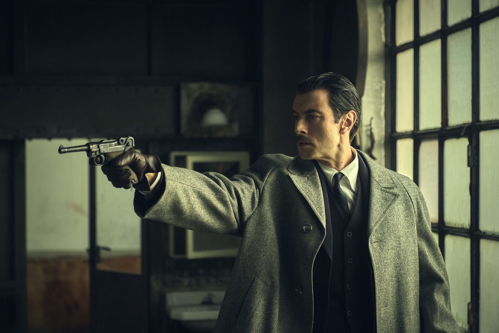 Guillermo es acosado por Adrián