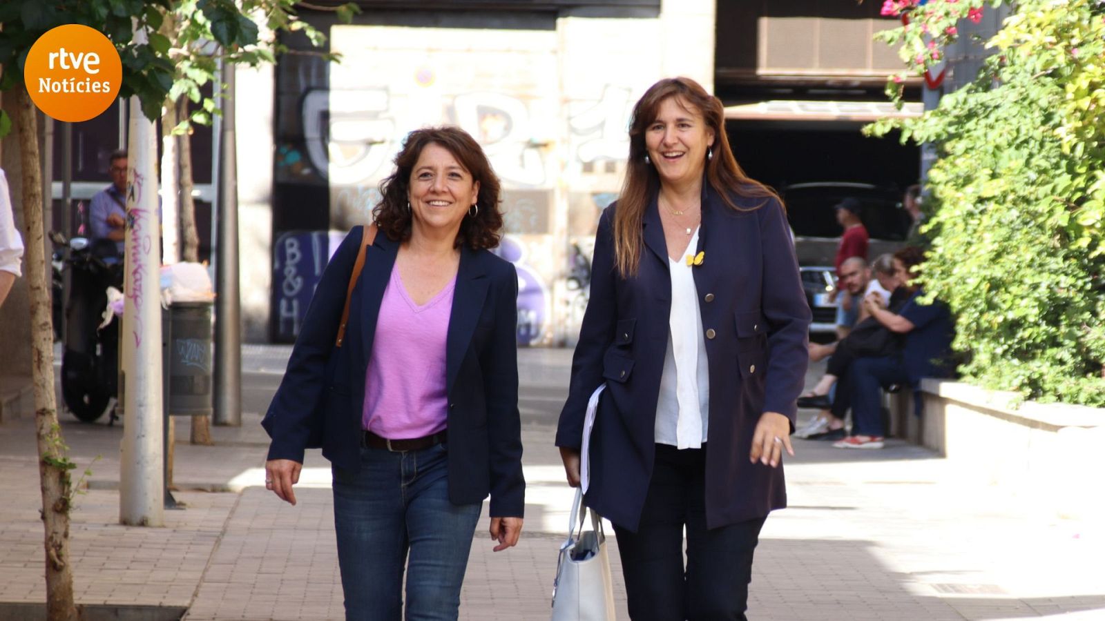 La presidenta de Junts, Laura Borràs, arribant a la seu del partit amb Anna Erra.
