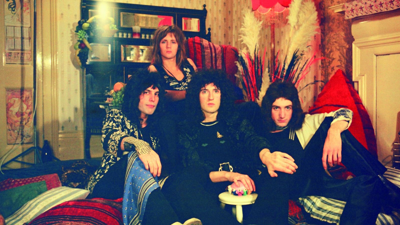 Los cuatro componentes de Queen en una imagen promocional de su primera etapa