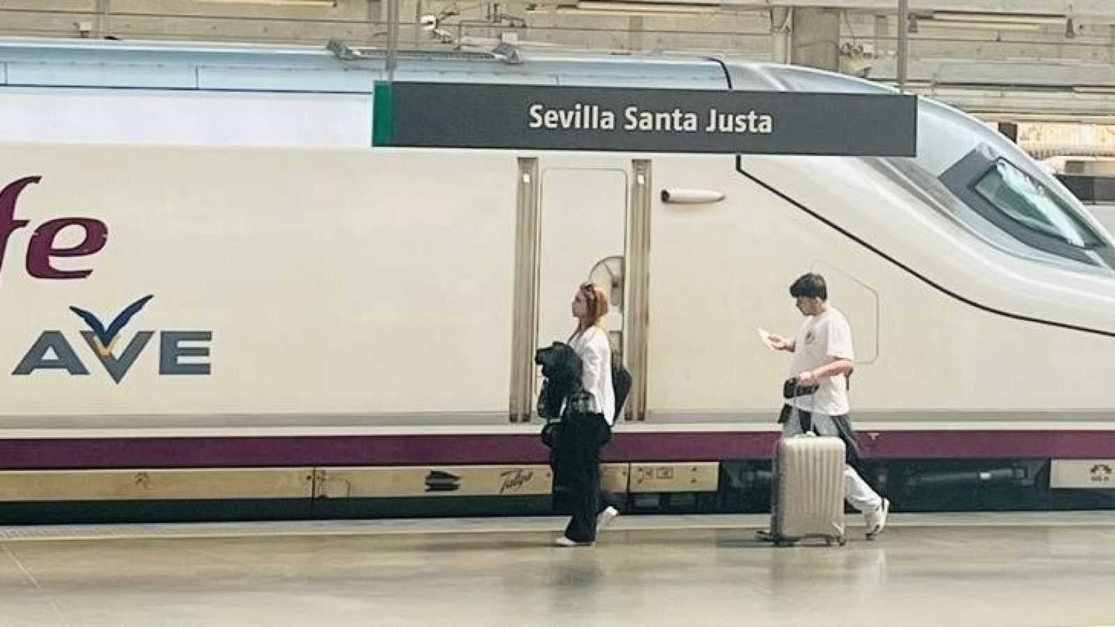 Unos jóvenes en el andén del Ave en Sevilla