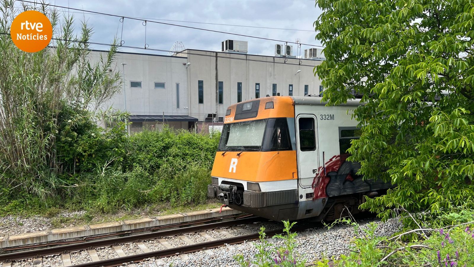 Imatge del convoi aturat a l'estació de Torelló després que caigués la catenària de l'R3