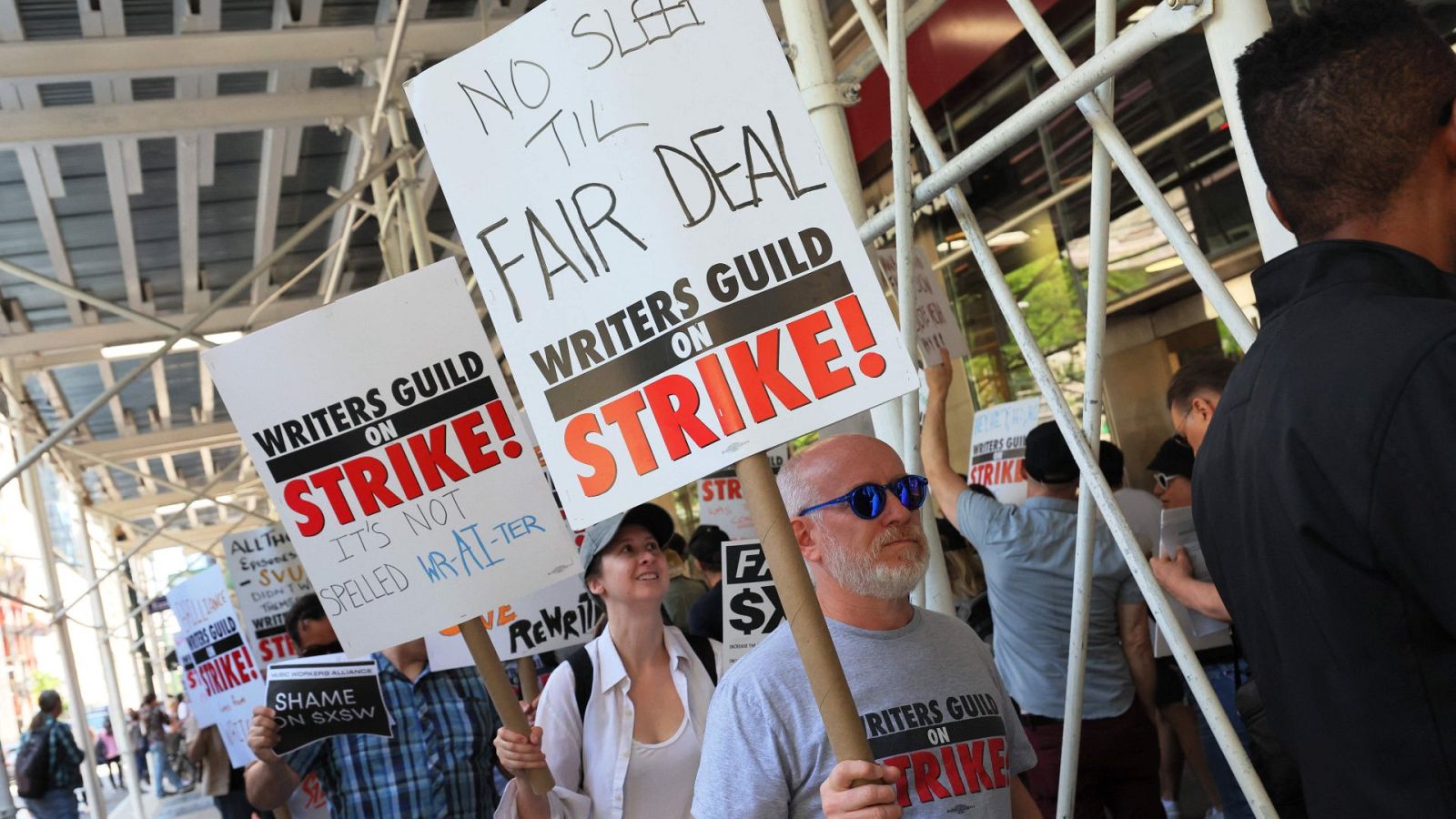 Imagen de una acto de protesta de los guionistas