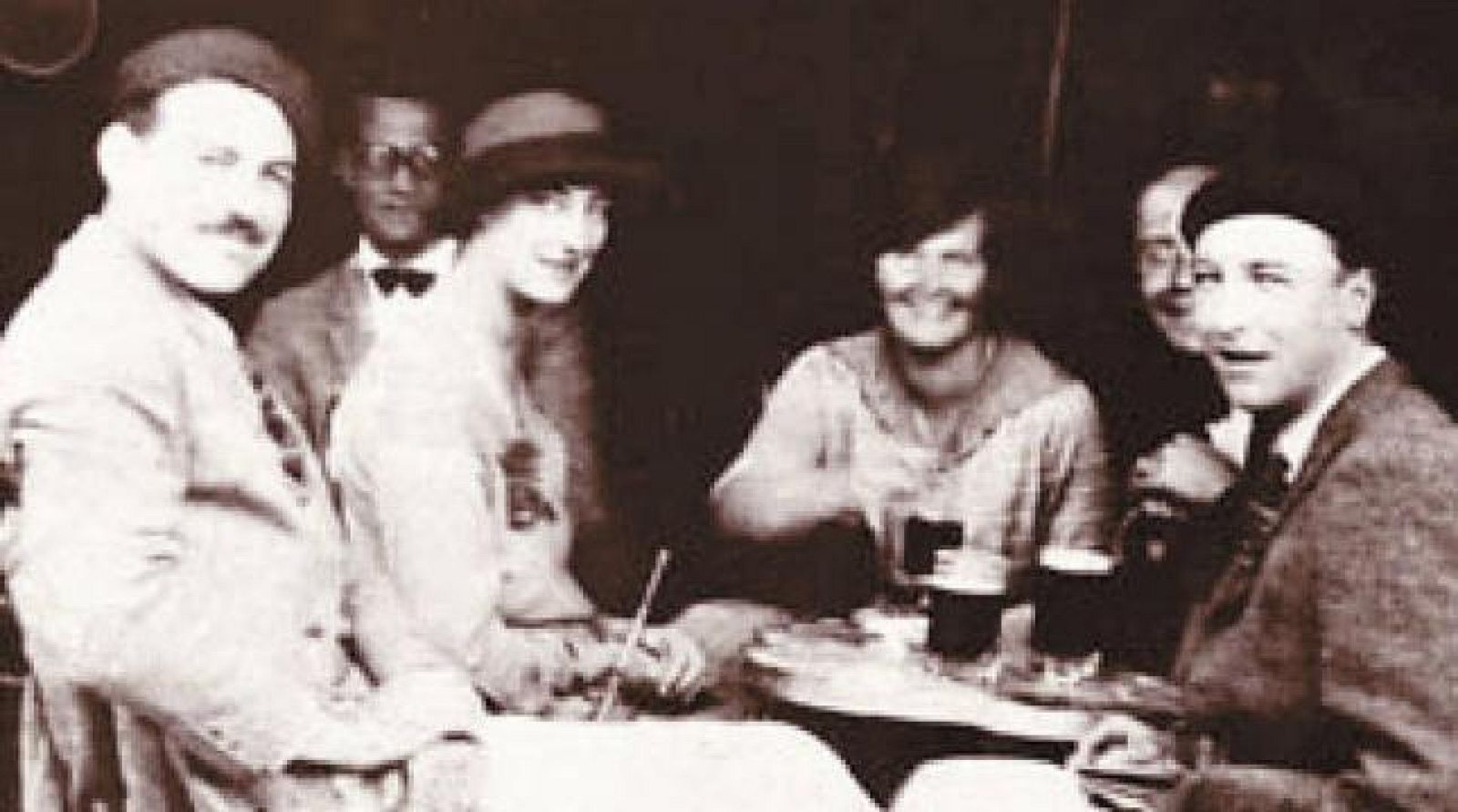 Años de Hemingway en San Fermín: El escritor junto con varios amigos en la Plaza del Castillo de Pamplona