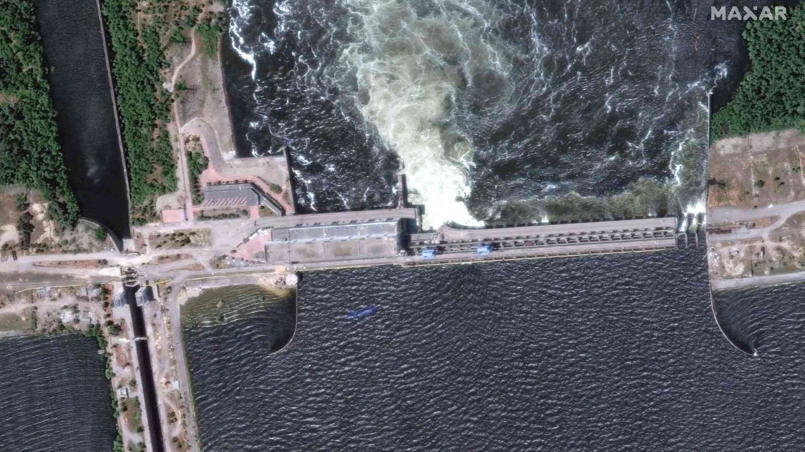 Una imagen de satélite muestra un primer plano de la presa e instalación hidroeléctrica de Nova Kakhovka, Ucrania.