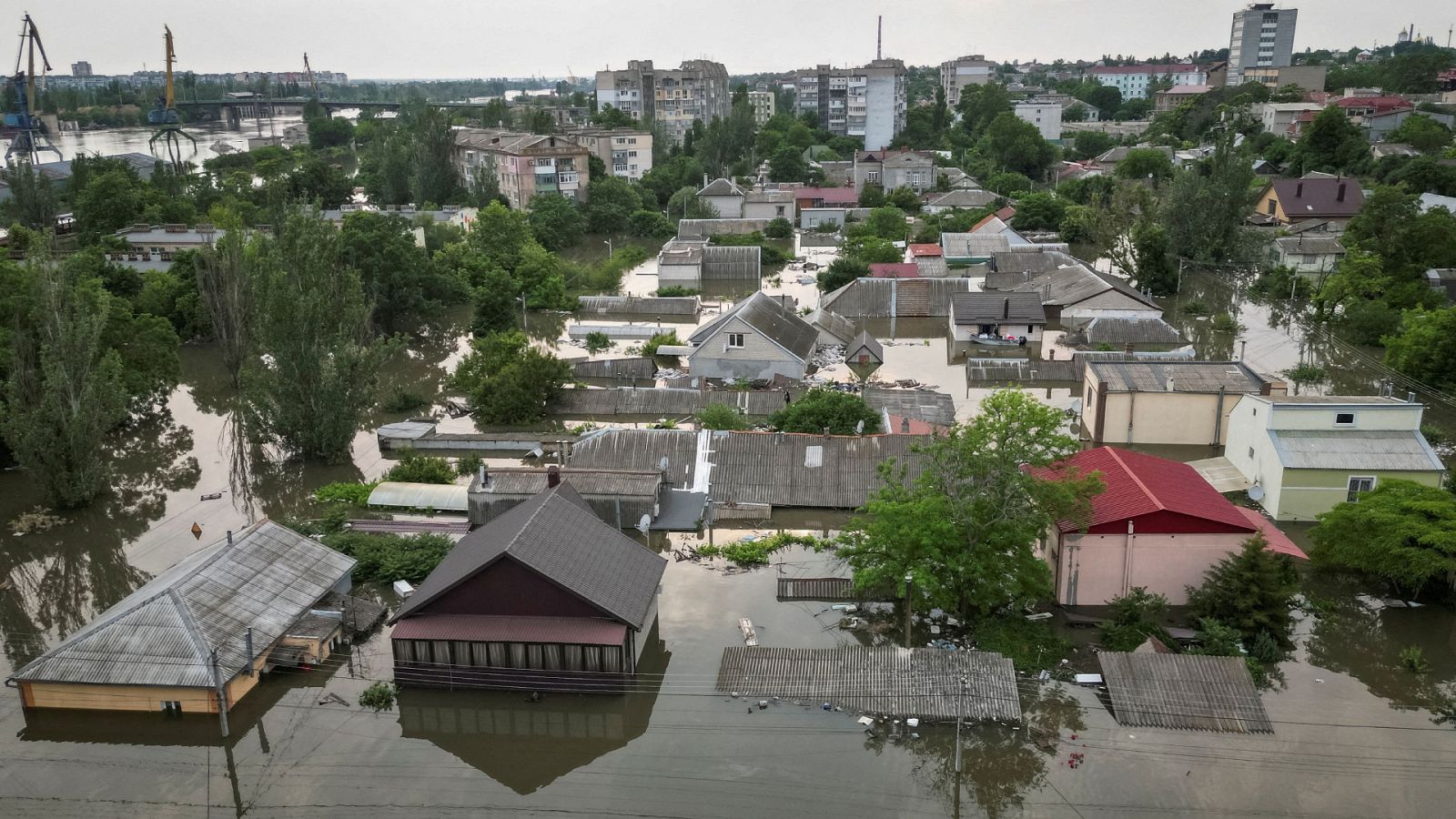 Imágenes aéreas de la inundación provocada por la voladura de la presa.
