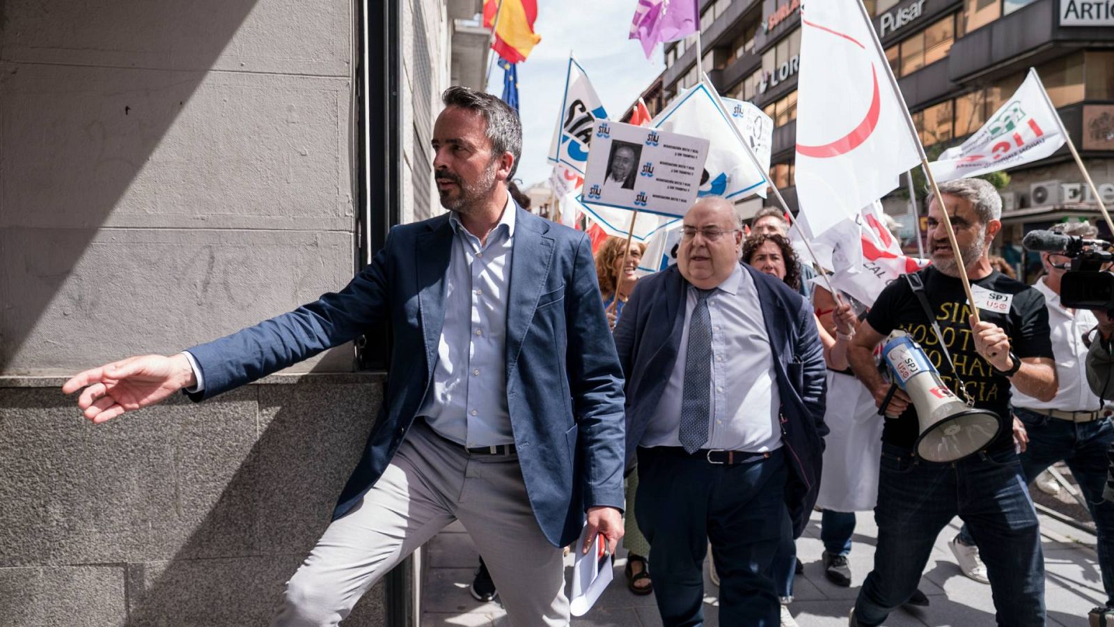 Funcionarios de Justicia durante un escrache al secretario de Estado de Justicia, Tontxu Rodríguez,