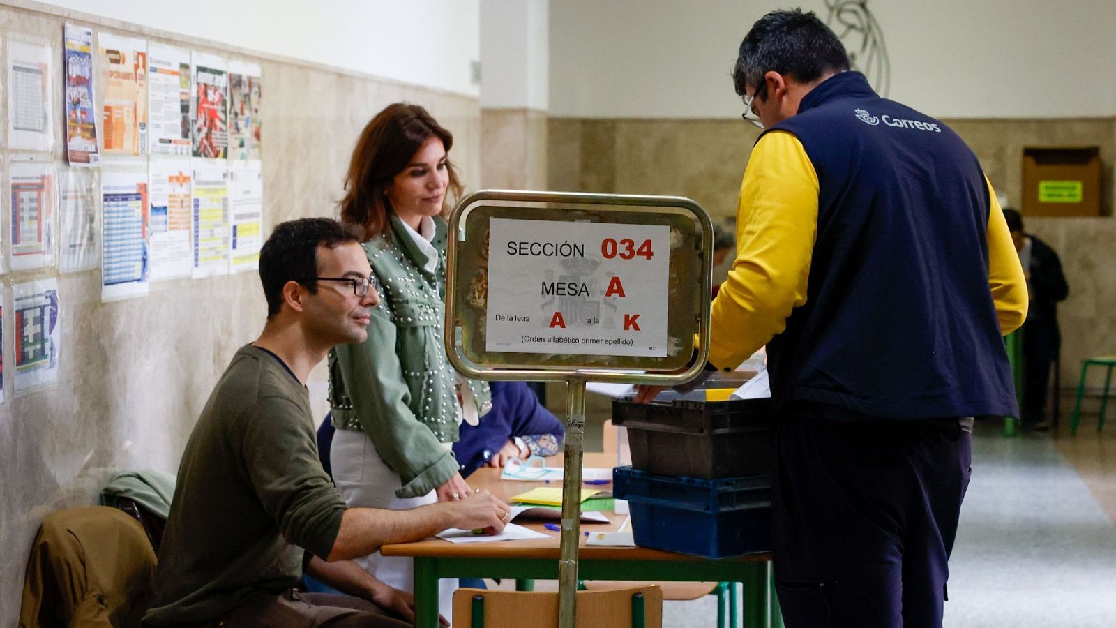 Un trabajador de Correos deposita en la mesa electoral el voto por correo durante el 28M