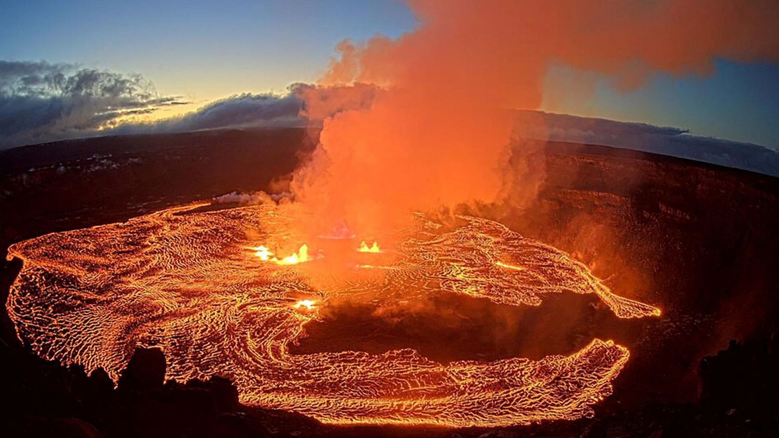 Un lago de lava se forma en Halema'uma'u visto desde el borde oeste de la caldera de Kilauea