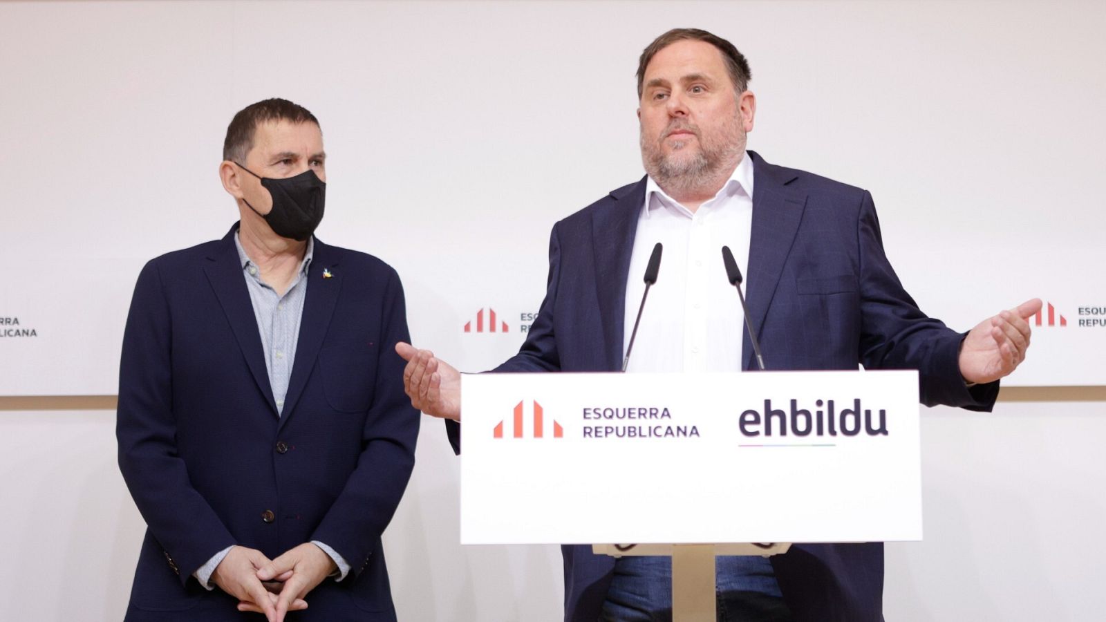 Los líderes de EH Bildu, Arnaldo Otegi (izq) y de ERC, Oriol Junqueras (dcha), en una imagen de archivo