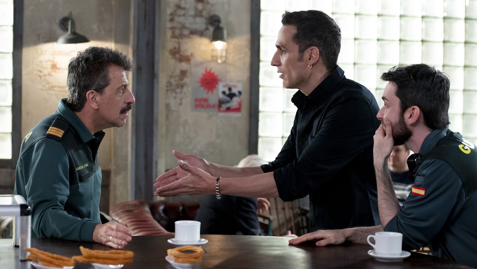 '4 estrellas' | Javier conversa con sus amigos Julio y Martínez en el Bar Chelsea