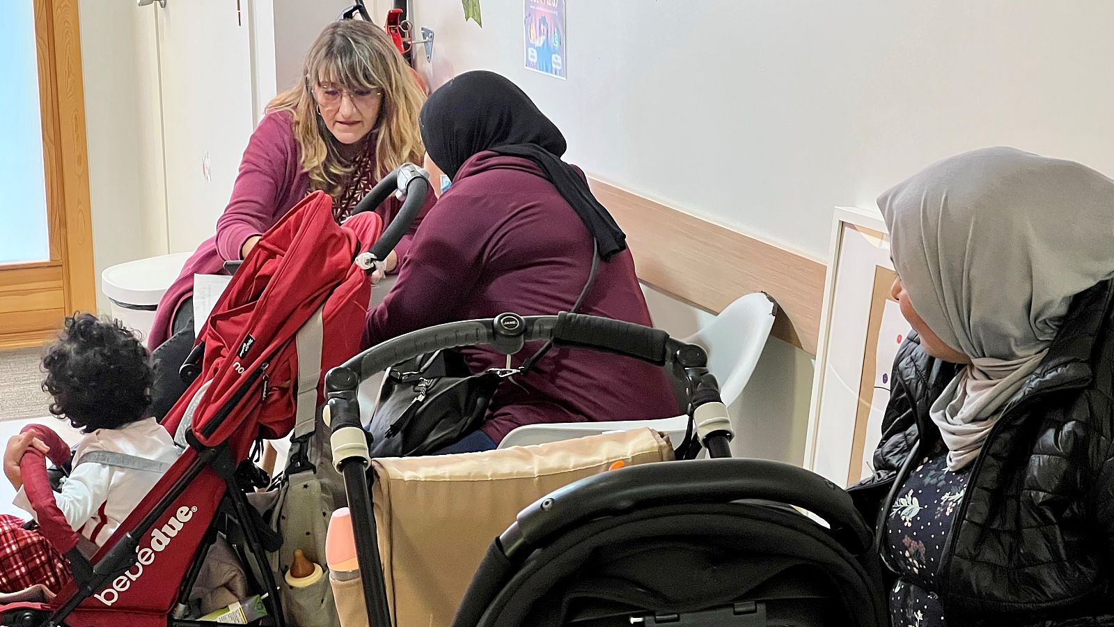 Una voluntària de Càritas assisteix mares al local de l'entitat a Santa Coloma de Gramenet