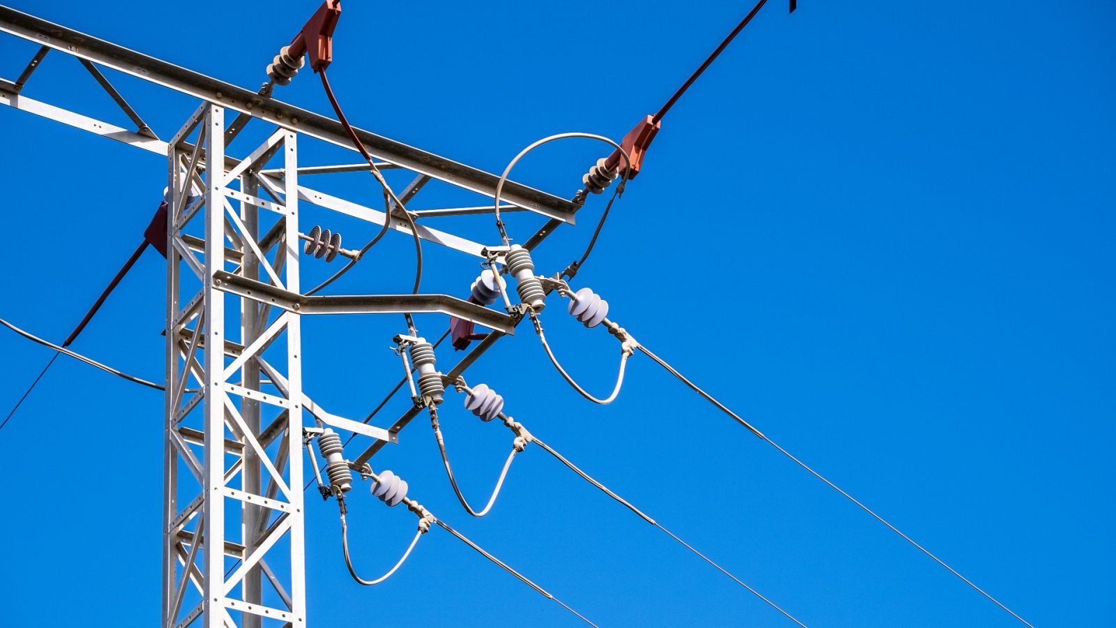 La luz cae este sábado un 34% y se sitúa en 39,04 euros/MWh