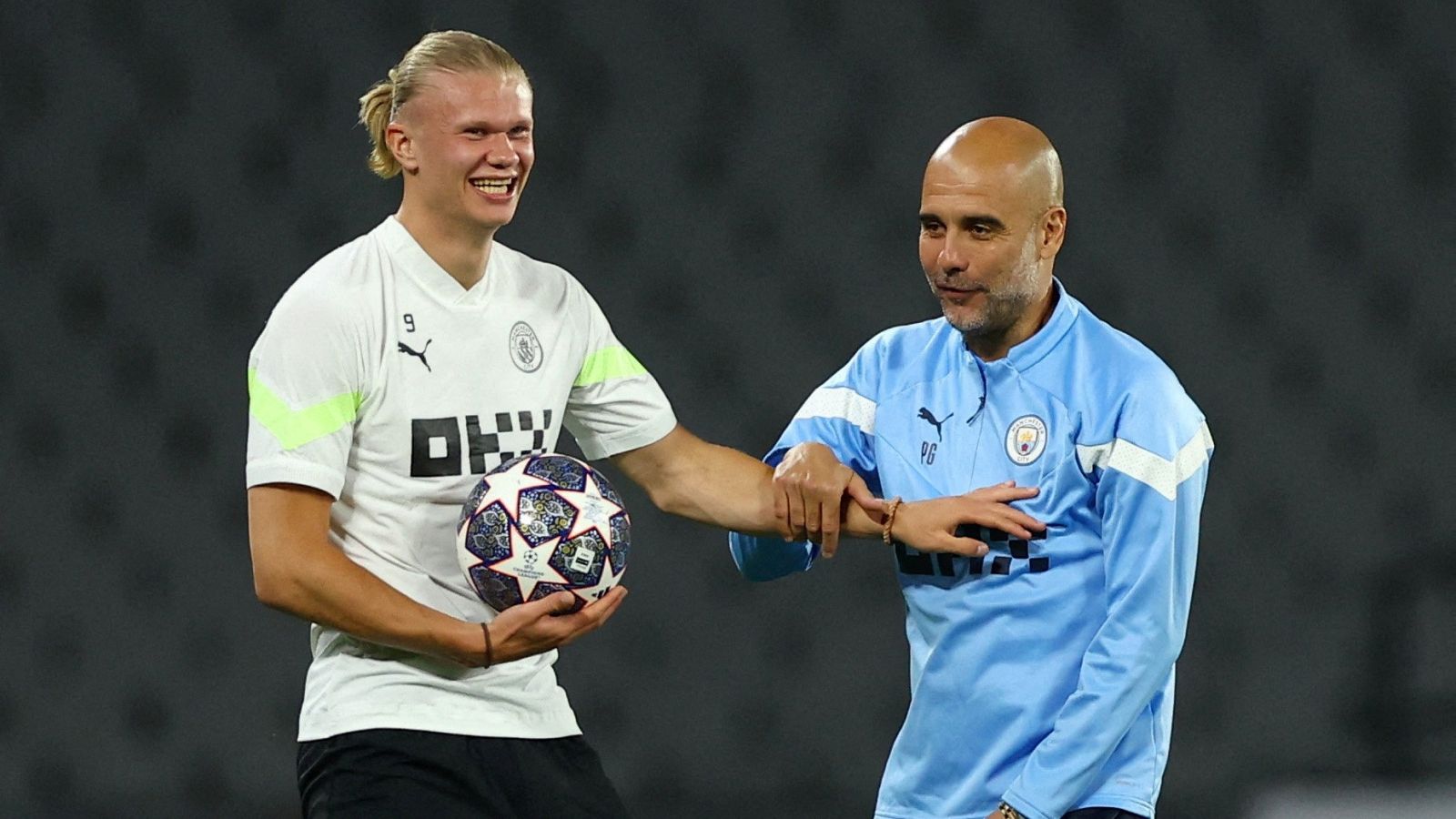 Pep Guardiola y Erling Haaland en el entrenamiento previo