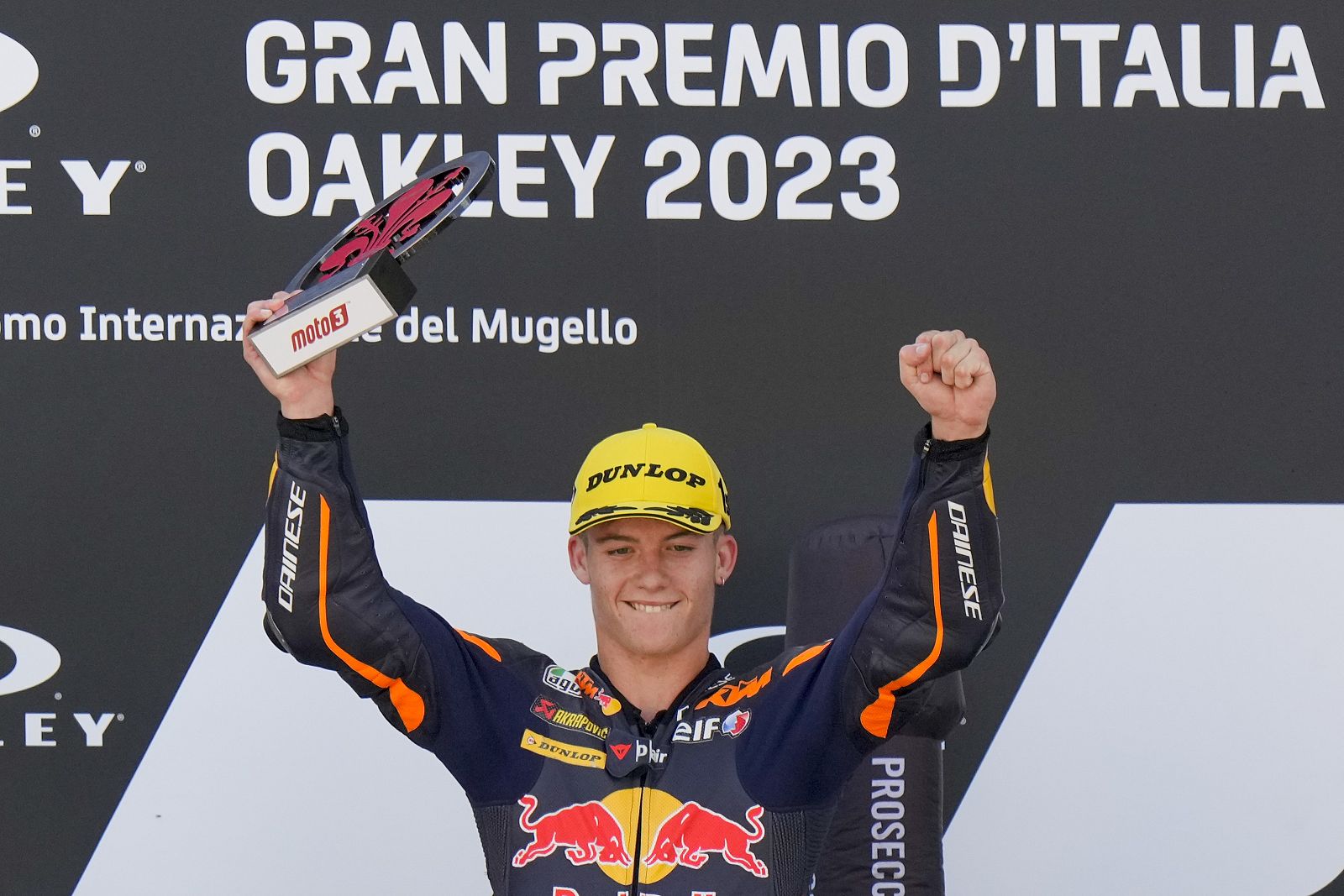 Daniel Holgado celebra el triunfo en Mugello