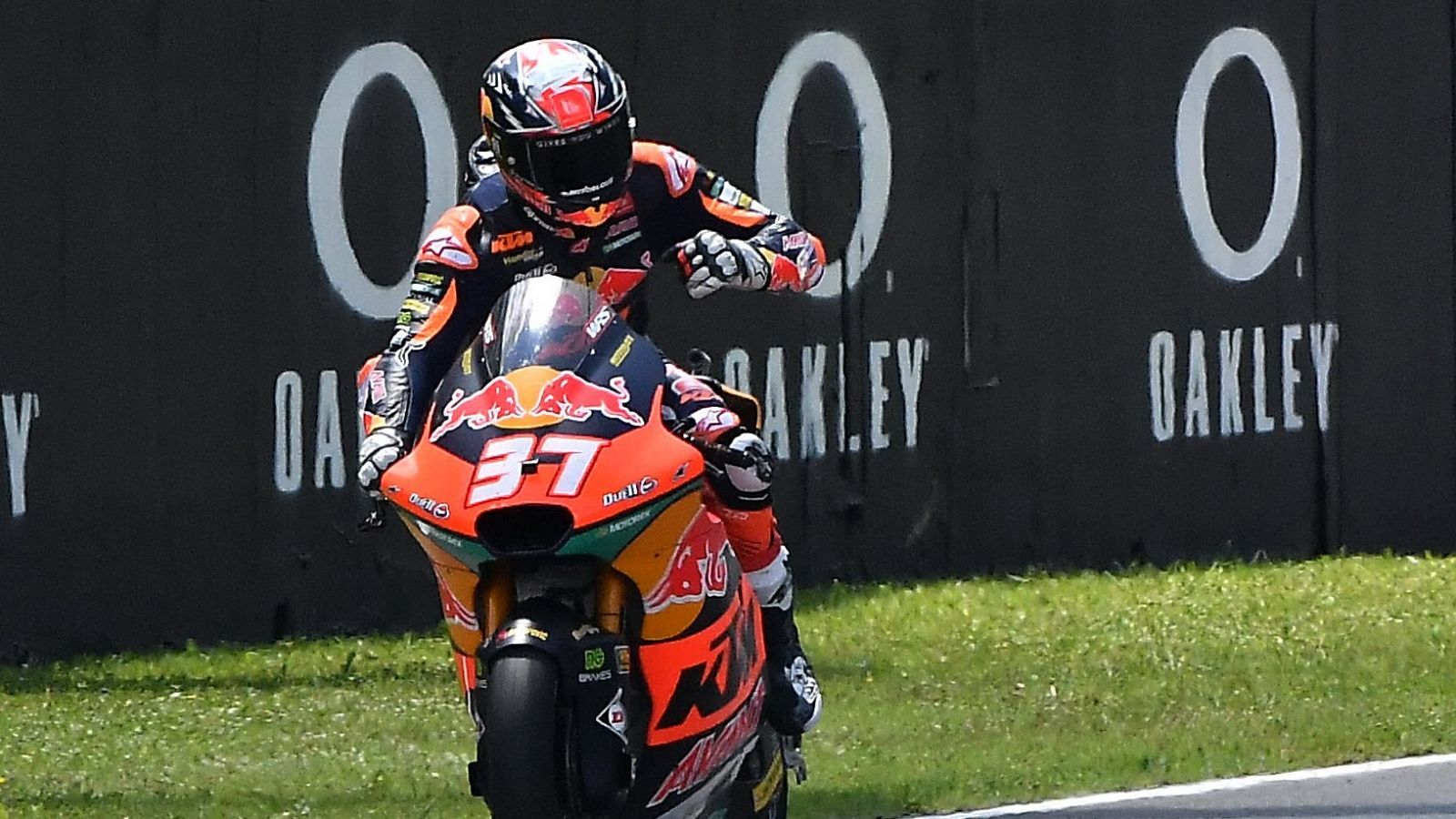 Pedro Acosta celebra su victoria en Mugello