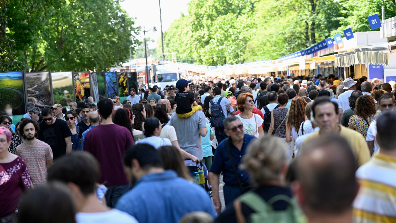 Ambiente en el Parque del Retiro donde se celebra la Feria del Libro de Madrid