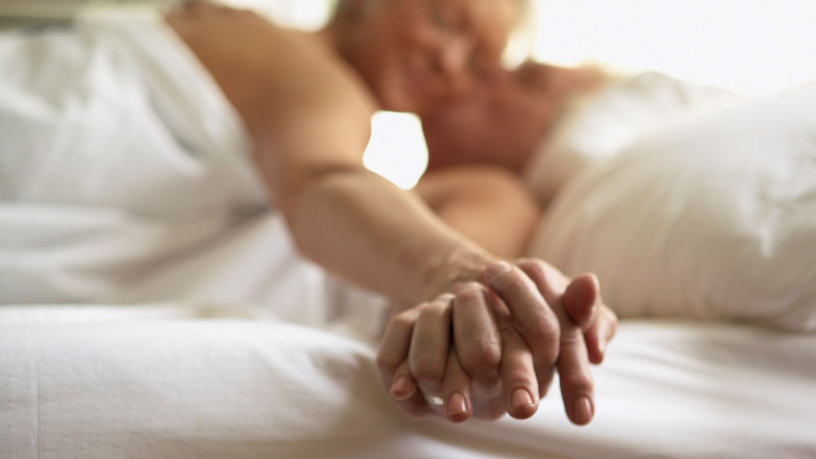 Pareja de mayores en la cama